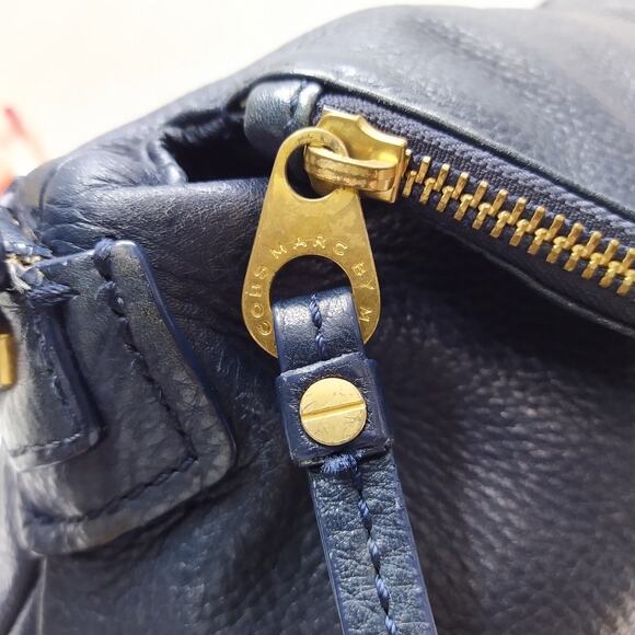 Marc Jacobs Natasha Blue Pebbled Leather Zipper Pocket Crossbody Bag - Picture 16 of 16